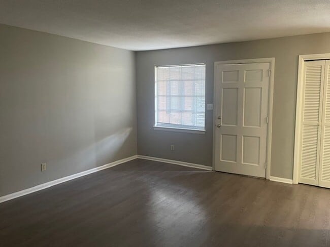 Building Photo - Convenience in Winston-Salem