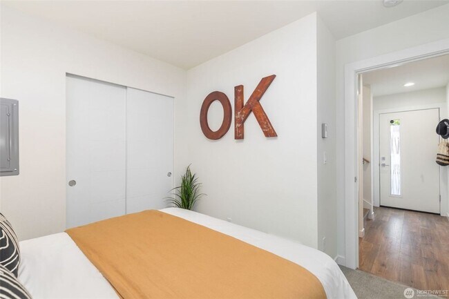 Building Photo - 2Bd/2Ba Seattle Townhouse