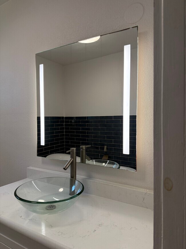 Building Photo - 814 Iowa St