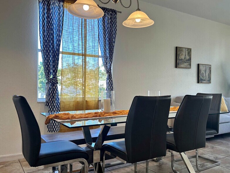 Building Photo - 930 Oxford Dr