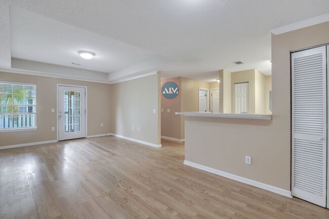 Building Photo - Beautiful Top Floor Villa in the Charming ...