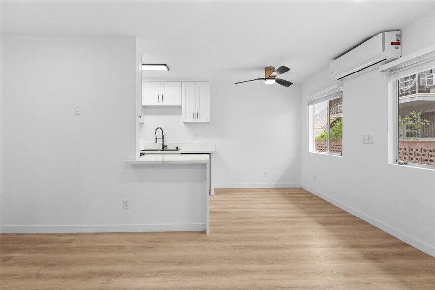 Building Photo - 1021 N Edinburgh Ave