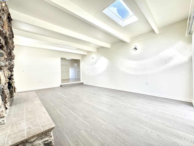 Building Photo - 15560 Calgary St