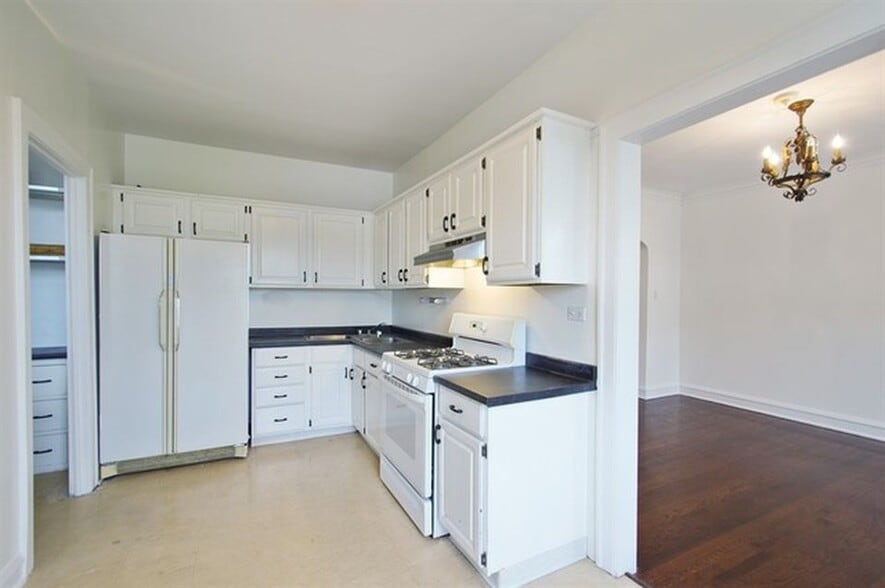 Building Photo - 2448 W Greenleaf Ave