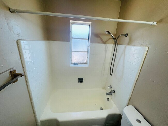 Building Photo - Two Bedroom w/ A/C, Yard and Carport - 500...