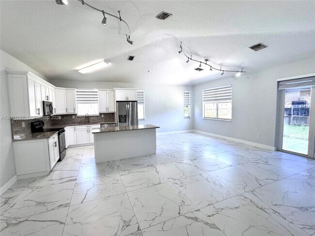 Building Photo - 21405 Ingraham Ave Rd