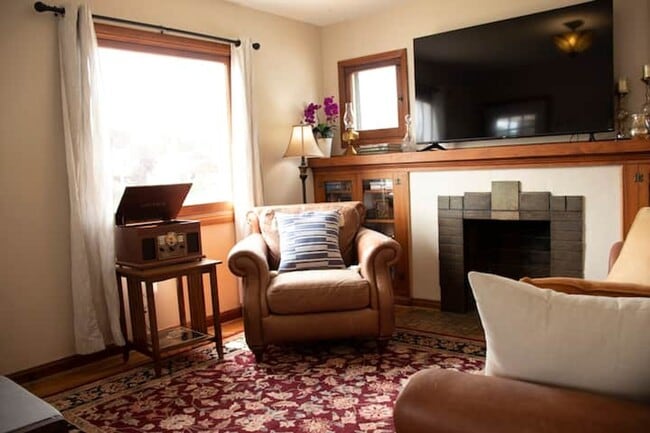 Building Photo - Bungalow by the Green! Executive SLC Rental Home