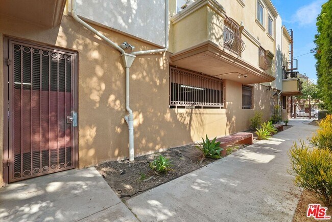 Building Photo - 5303 Satsuma Ave