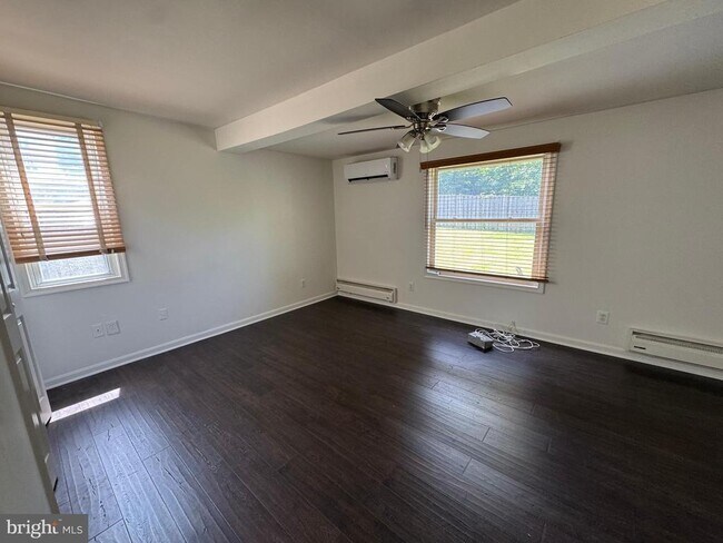 Building Photo - 721 Crabb Ave