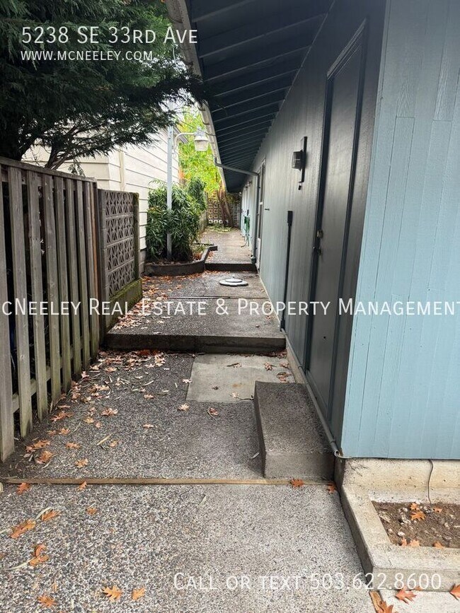 Building Photo - 5238 SE 33rd Ave