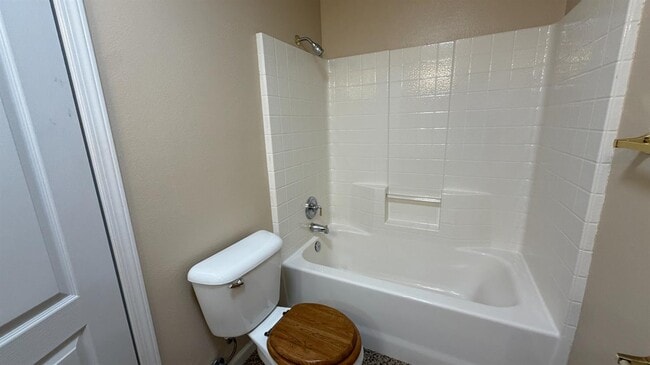 Building Photo - 2274 E Skyview Ave