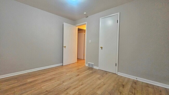 Building Photo - Charming 2 Bedroom 1 bath Brick Duplex in Rainier Ave S.