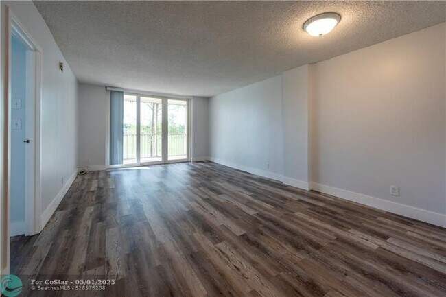 Building Photo - 250 Jacaranda Dr