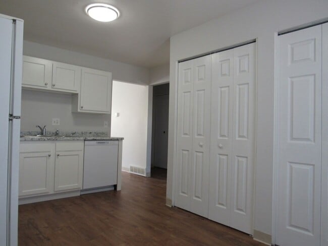 Building Photo - Remodeled Huge 4 Bedroom Townhome