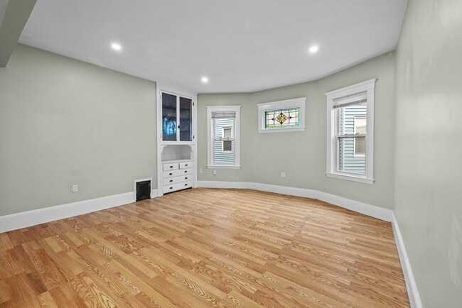 Building Photo - 25 Howes St