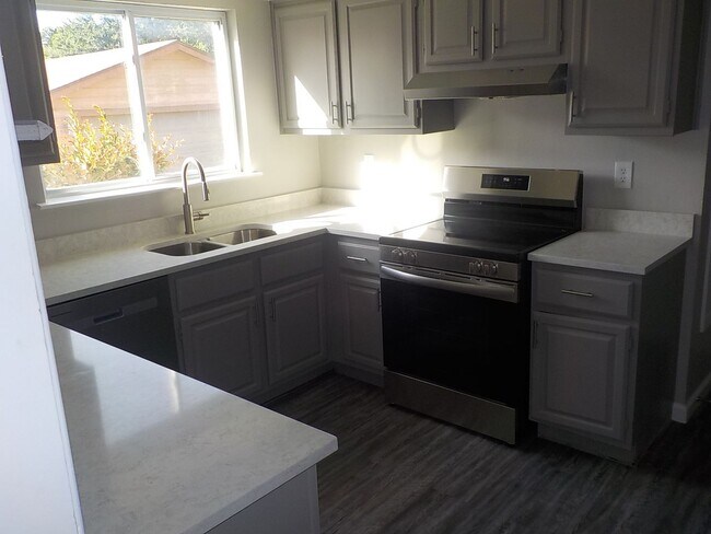 Building Photo - Ernest Properties 2 (295 Mooring Cir)
