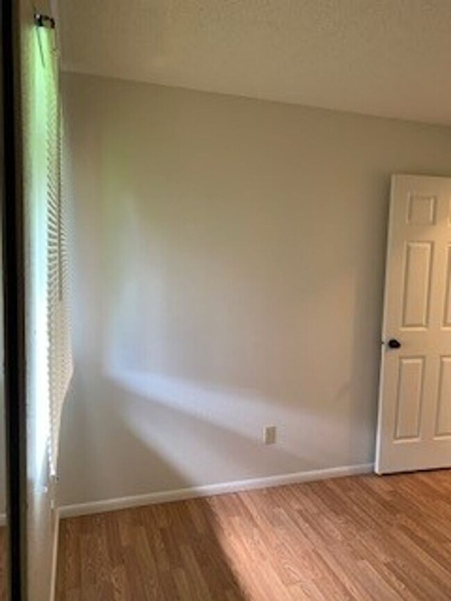 Building Photo - Hidden Valley Estates - 2 bdrm / 1 bath / 2 parking