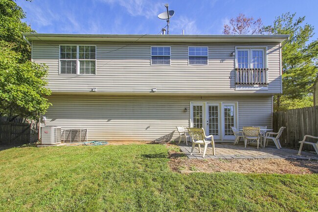 Building Photo - FENCED IN YARD!!!  Beautiful 4/3 UPDATED SF Home in Gaithersburg
