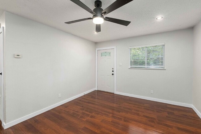 Building Photo - 2928 E 12th St