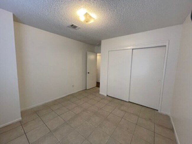 Building Photo - 4422 White Ln
