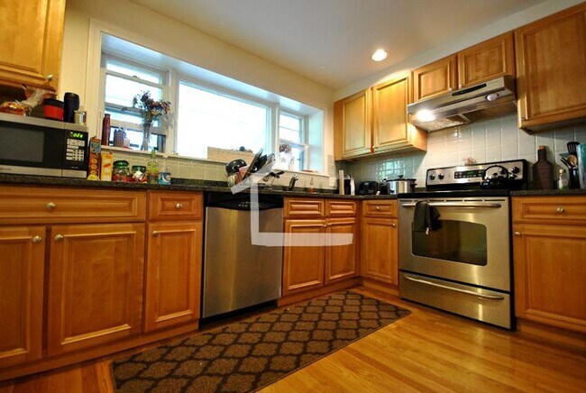 Building Photo - AMAZING 3 bed 2 bath in Brookline... SEPT 1st MOVE IN!!
