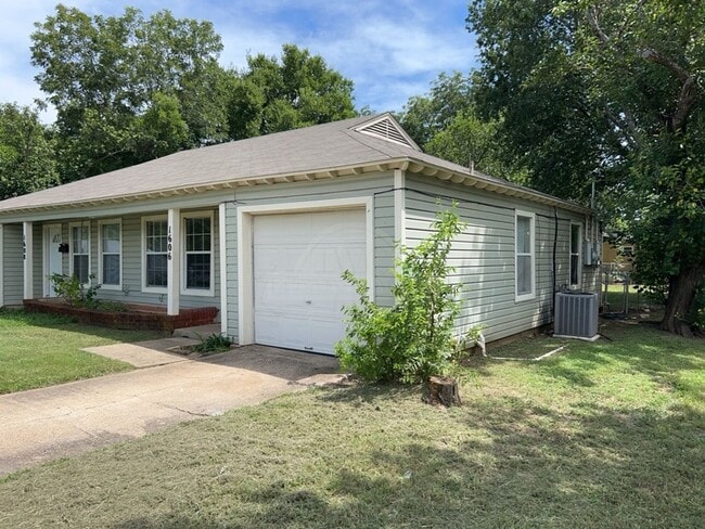 Building Photo - 2-Bedroom Duplex-1606 Duncan Ave