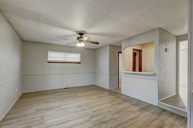 Building Photo - 4 bed, 1.5  house in Yukon