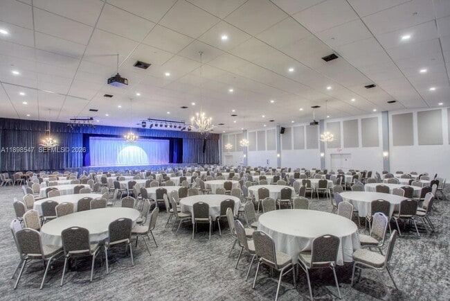 Building Photo - 16200 Golf Club Rd