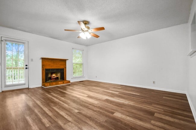 Building Photo - Two Bedroom in Sango!