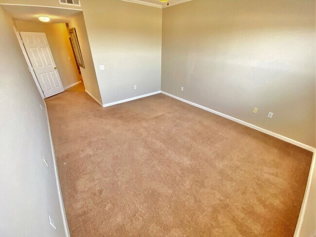 Building Photo - Two weeks free rent!!!!!!!