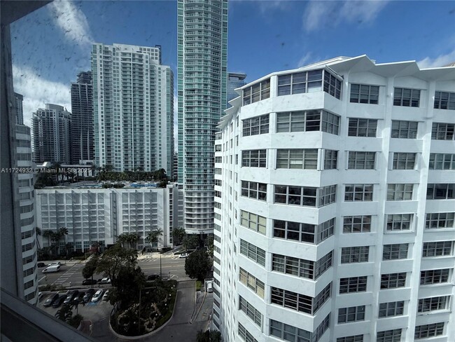 Building Photo - 905 Brickell Bay Dr