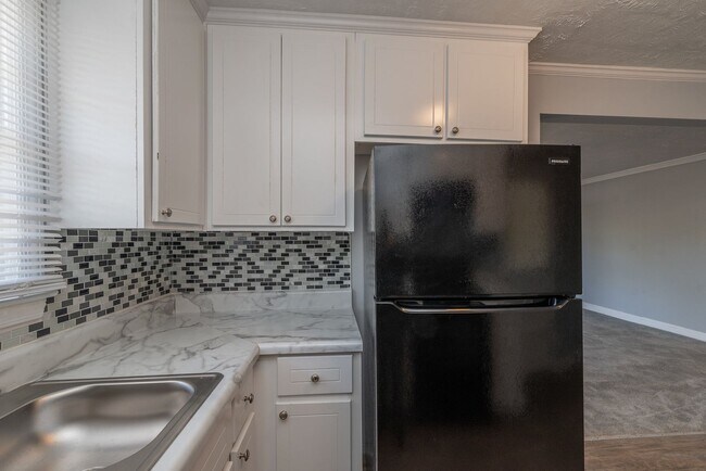 Building Photo - $1,250 - 3 bed/1 bath single-family home f...