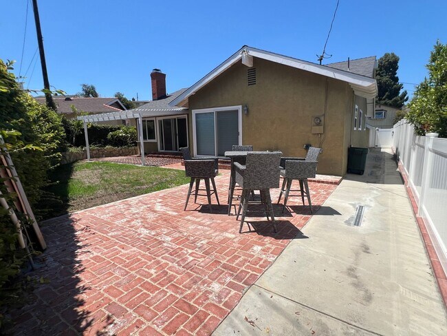 Building Photo - Ranch Style 1 Level, 3Bed/2Bath, Miraleste Pines, Custom Touches Everywhere