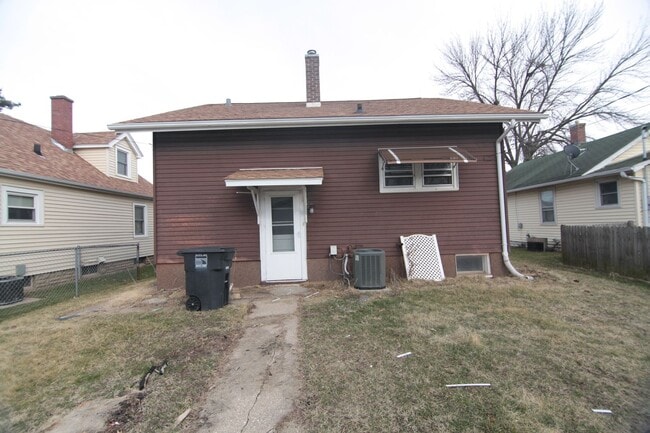 Building Photo - 2 Bedroom & Large Car Garage in Moline for...
