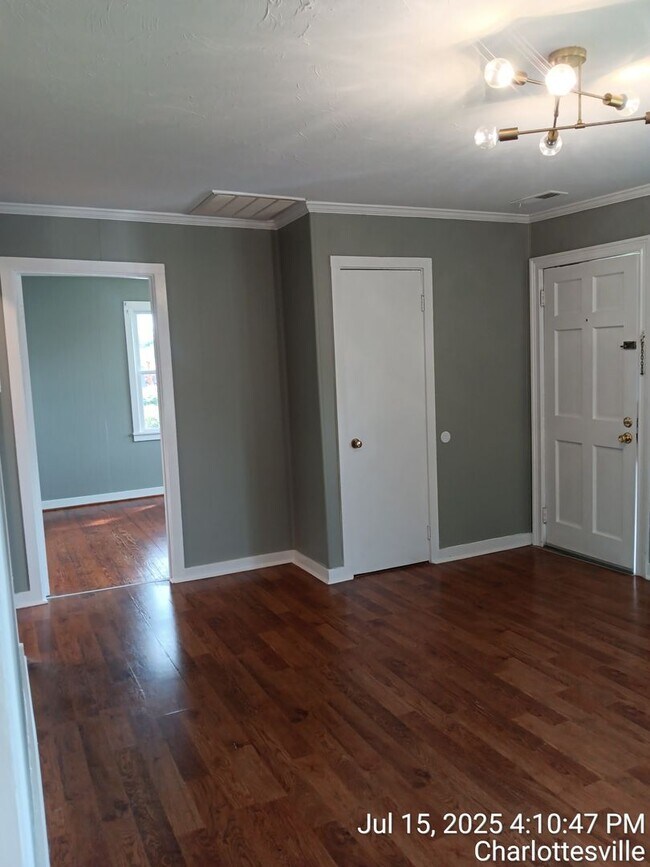 Building Photo - Cute Cottage in Belmont!
