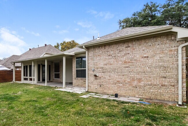 Building Photo - 5912 Hillview Dr
