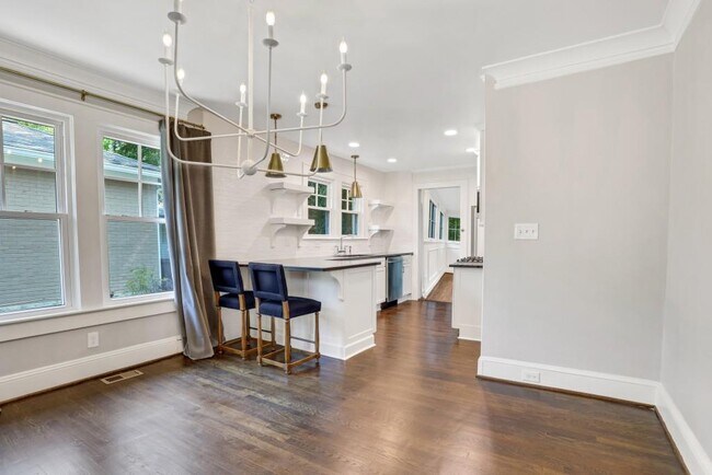 Building Photo - 2215 Fairhaven Cir NE