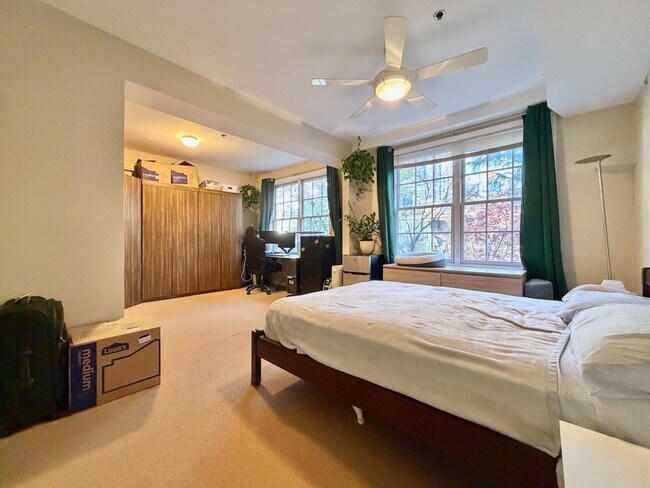 Building Photo - 83 Monroe St