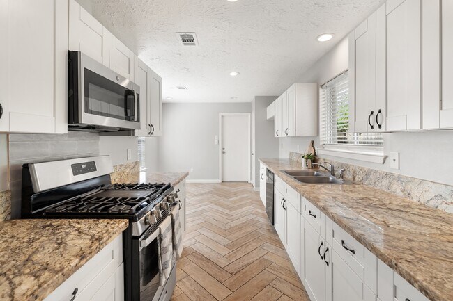 Building Photo - 1202 Manorglen Dr