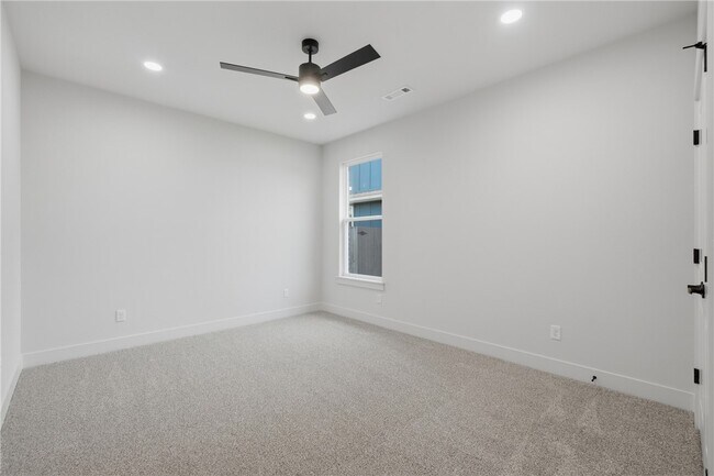 Building Photo - 1229 Bunker Dr