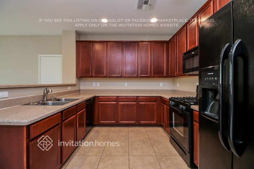 Building Photo - 5842 E Grove Ave