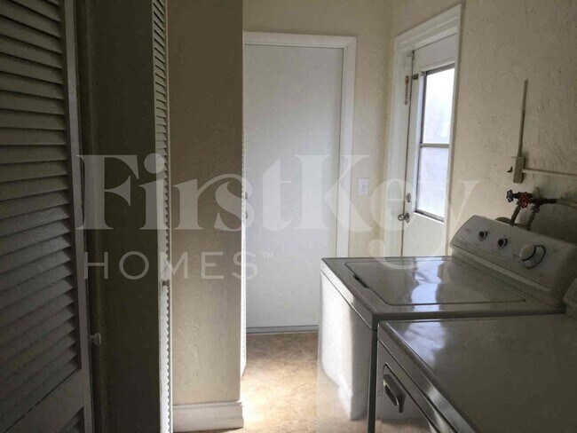 Building Photo - 8801 N Bermuda Dr