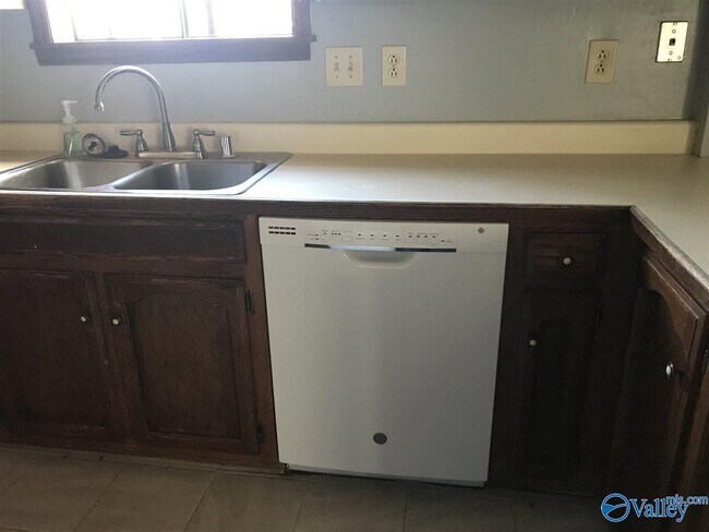 Building Photo - 1305 Chimney Springs Dr SE