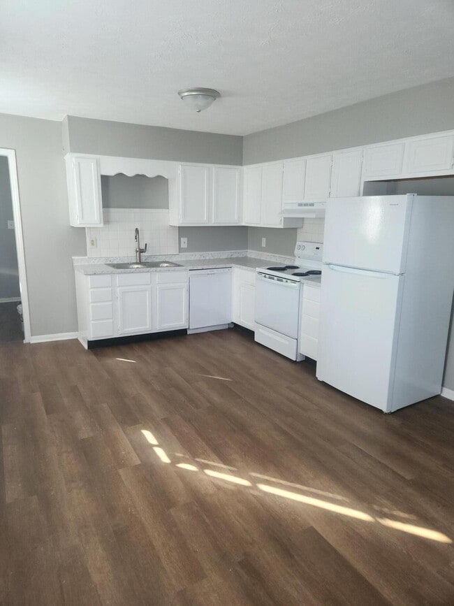 Building Photo - 3832 Walhampton Dr