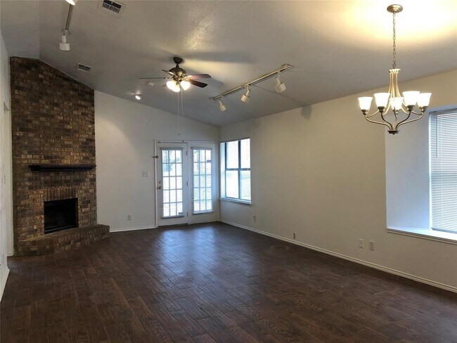 Building Photo - 2211 Woodland Oaks Dr