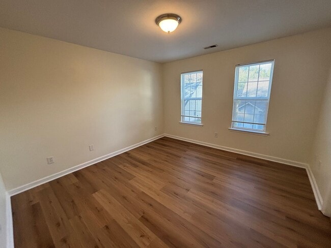 Building Photo - 3 Bed 3 Bath Garage Apartment Home