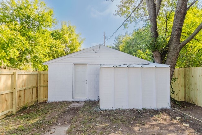 Building Photo - Beautiful Renovated 3 Bedroom and 2 Bathroom Home