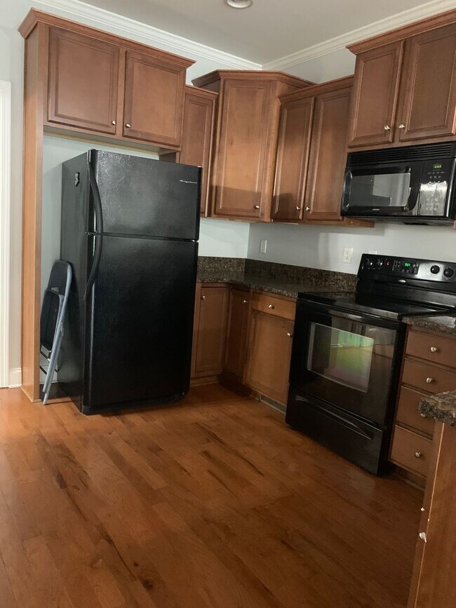 Building Photo - Lovely Eastside Townhome Condo Near Vet School- 3BR/3BATH!