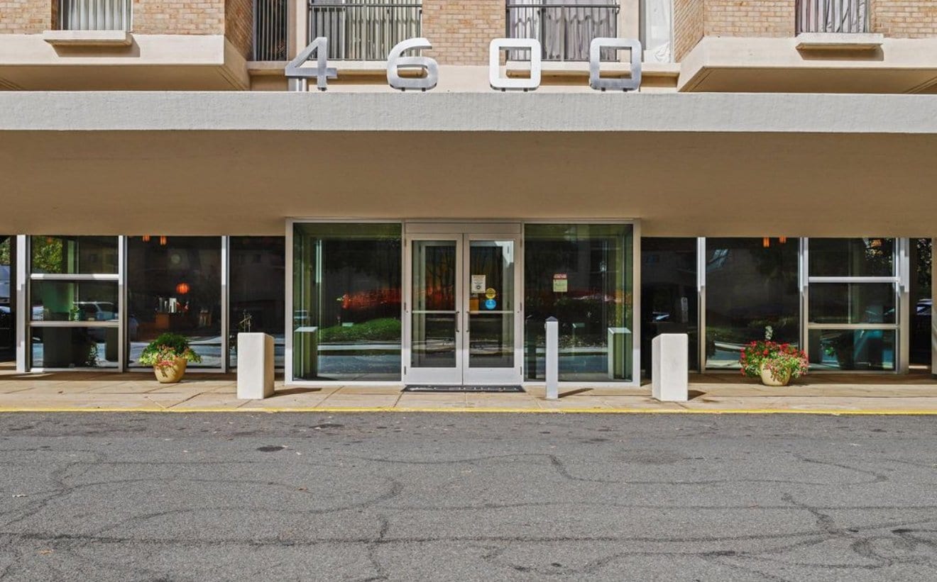 Building Photo - 4600 S Four Mile Run Dr