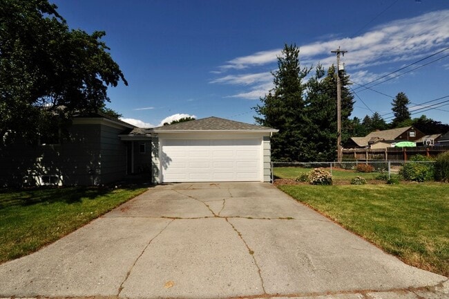 Building Photo - Charming 2 bed 1 bath bungalow with 2nd living room